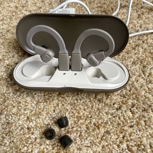 Soundoff white noise canceling earbuds with charger